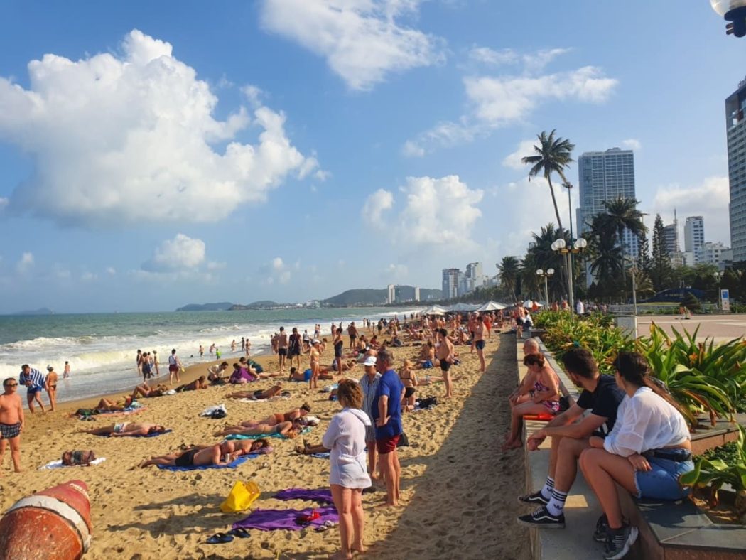 khach du lic tai nha trang anh huong den dat nen cam ranh - 6 Lý Do Đầu Tư Đất Nền Biển Cam Ranh