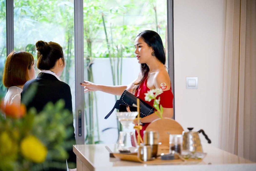 khach tham quan bancong nha pho mau the standard central park binh duong - The Standard Central Park